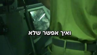 מתחת לפני המים הצצה נדירה לצוללת של חיל הים
