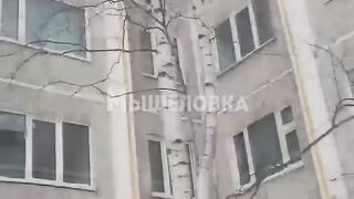 Russian Zoomer jumped headfirst from the fifth floor into a snowdrift