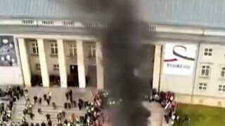 Polish farmers pelt EU office with eggs
