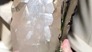 Зеленый турмалин в цитрине