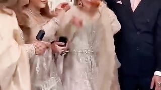 Shadi k stage pr Dulhan ki ajeeb harkt