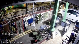 Dua orang pemuda yang terekam CCTV melakukan
