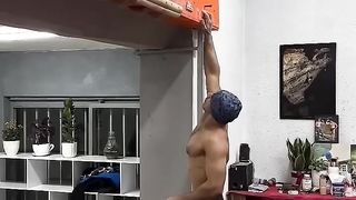 Cengkraman pemanjat tebing memang gila