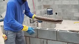 Tukang bangunan tercepat pasang bata..