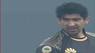 Double blow from Salman Irshad in the final over #HBLPSL9 _ #KhulKeKhel _ #QGvPZ..#pakistancricket.#cricket #cricketlover #sports #sportslover