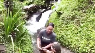 В Дубае девушки восстанавливают НЕВИННОСТЬ под водопадом