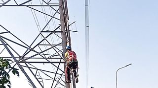 Difficult life of electrical workers #viral video