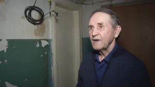 Гей-пенсионер совращает соседа.