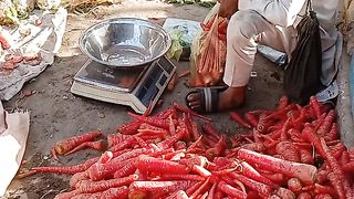 رحیم یار خاں : لڑکا منڈی میں سبزی بیچ رہا ہے۔