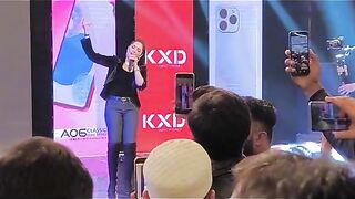 Asan manwaarn  kio ni new song by Sara altaf
