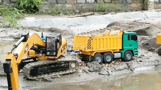 RC Excavator fills sand into RC Dump Truck