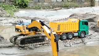 RC Excavator fills sand into RC Dump Truck