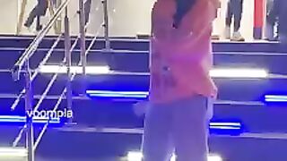 Naya iPhone liya Jasmin Bhasin seen leaving an Apple store