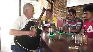 Gitaris kakek tua