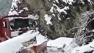রাস্তা ঢেকেছে বরফে