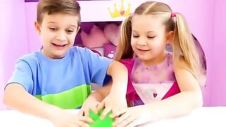 Roma and diana play ice cream cartoon game from the ground