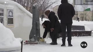 Alexey Navalny’s Mother Lays Flowers at Memorial | VOA News