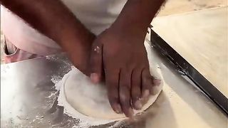 Itna sasta pizza khaya hai #indianstreetfood #streetfood #pizza #pizzalover #delhi #delhifood