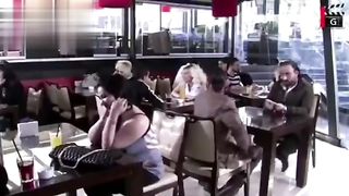 "Ошна сени хотининг бу ерда бошқаси билан ўтирибди" ????