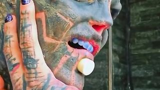 Ne pouvant plus se faire tatouer désormais il se fait couper des doigts.