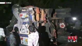 বাসের ধাক্কায় দুমড়ে মুচড়ে গেল ট্রাক