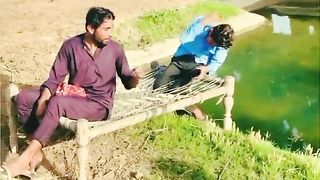Ap hath lgay bina kr K dikhao