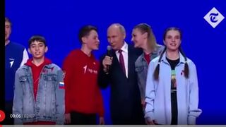 Putin awkwardly joins schoolchildren in singing national anthem