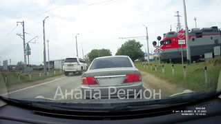 Момент аварии на железнодорожном переезде в Анапе