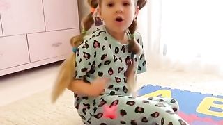 ABC SONG' Roma and Diana learn the alphabet in English