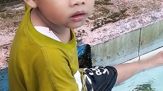 Ngajak berenang si kecil????