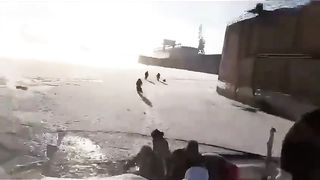 Водохранилище. Сброс воды. Лёд ломается. Рыбаки бегут, проваливаются! Жесть!.