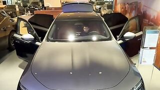 2024 BMW i7 closing doors for you.