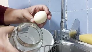 how to quickly peel an egg. #egg #boiled egg
