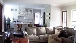 The child tested his teeth on dad