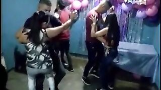 Muito bom para ouvir e dançar a música colombiana ritmo acelerado muito bom mesmo