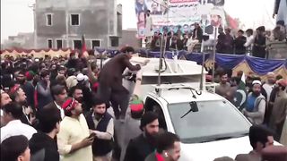 Ali Amin Gandapur's VIP Protocol _ New CM KPK _ PTI protest in Peshawar _ Capital TV.