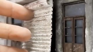 Miniatur Rumah Karya Seorang Pria !!