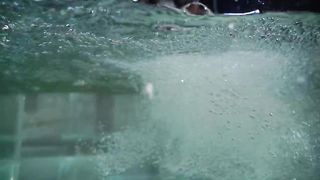 ПОДЖИГАЕМ 1000 БЕНГАЛЬСКИХ ОГНЕЙ ПОД ВОДОЙ.