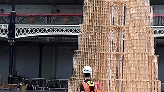 A new world record for the construction of dominoes