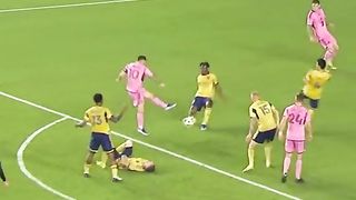 Messi dribbling ميسي يراوغ لاعب مصاب ههه