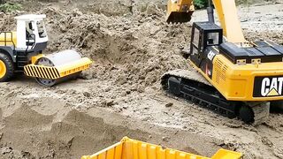 RC Excavator fills sand into RC Dump Truck