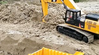 RC Excavator fills sand into RC Dump Truck