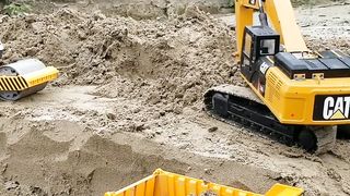 RC Excavator fills sand into RC Dump Truck