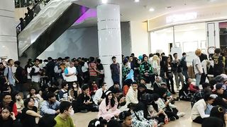 So Crowded!!! People Showing Up on Cosplay Talkshow!!!