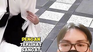 Jamaah wanita dihampiri kucing hitam????