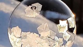 How a soap bubble freezes