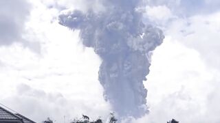 A powerful eruption of Mount Marapi and rain of magma covered Sumatra, Indonesia