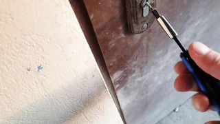 Как открыть входную дверь с помощью самореза и монтировки