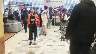 Vlog - Crowded!!! Just Walking Around at Cosplay Event - Just So Wonderful and Happy