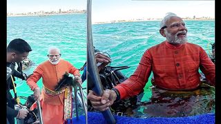 Indian Prime Minister wore a diving suit and reached the underwater temple to worship